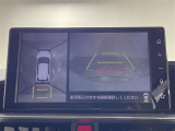 【全方位モニター】まるでクルマを真上から見下ろしたかのような視点で駐車をサポートします!クルマの斜め後ろや真横など、前後左右の4つのカメラの映像が合成されて、モニターに映し出されます。