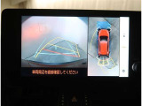 【パノラマモニター】に搭載した4つのカメラにより、車を真上から見ているような映像を表示。運転席から確認しにくい車両周囲の状況を把握できます。