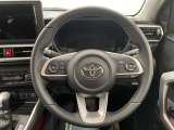 快適な操作性の運転席、ハンドルも綺麗に清掃済みです!もちろん安全を守るエアバッグも装備しているので安心してお乗りいただけます(^^)