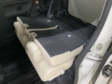 ☆後部座席を倒すと大きな荷物も積めるスペースに☆