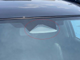 デュアルセンサーブレーキサポートII フロントガラス上部にあるセンサー部です。単眼カメラとレーダーで車両前方の状況を検知し各種制御を行います。衝突被害軽減ブレーキ・誤発進抑制機能 等