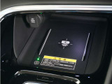センターコンソールトレーはワイヤレス充電器(Qi(チー)規格)となっており、対応機種を置いておくだけで充電可能です。
