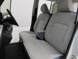厚みがあって、座り心地のいいソファのようなシート。運転席も助手席もリラックスしてゆったりと座れます。