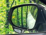【ブラインドスポットモニター】走行中、ドアミラーの死角になりやすい箇所に後続車が接近するとサイドミラーのレンズに警告を表示!ドライバーに注意喚起をしてくれます。