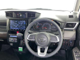 運転席まわりです。 各操作スイッチは使いやすい位置に配置されてます。