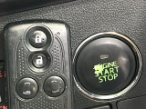 【キーフリーシステム】カバンやポケットに入れたままでもドアの施錠・解錠が可能なスマートキーを装備。エンジンのオン・オフ時もカギを取り出す必要が無いからとっても便利です♪