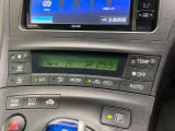 【オートエアコン】一度お好みの温度に設定すれば、車内の温度を検知し風量や温度を自動で調整。暑い&hellip;寒い&hellip;と何度もスイッチ操作をする必要はありません。快適な車内空間には必須の機能ですね♪