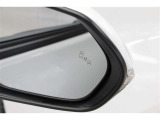 隣車線を走る車両をレーダーで検知し、ドアミラーでは確認しにくい後側方エリアに存在する車両に加え、急接近してくる車両も検知します。車両を検知するとドアミラーに搭載されたLEDインジケーターが点灯します。