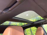 【パノラマルーフ】大型のガラスルーフ搭載で車内の解放感が一気にアップ!開放的なドライブをお楽しみいただけます。