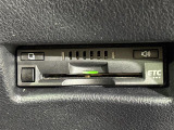 【ETC】有料道路を利用する際に料金所で停止することなく通過できる、ETC車載器(ノンストップ自動料金収受システム機器)が装備されています。セットアップを行うことで利用可能になります。