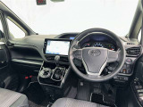 運転席まわりです。 各操作スイッチは使いやすい位置に配置されてます。