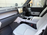 ホールド感もあり足元も広々とお使いいただけます。センターコンソールで運転席としっかり区切られているためゆとりのあるパーソナルスペースを確保しております。