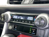 左右独立温度コントロールフルオートエアコンです。運転席、助手席それぞれで独立して温度設定ができます。冷え性の方が乗っても安心ですね♪