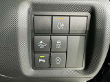 コーナーセンサーを車の前後に装備。障害物までの距離に応じて警告音を変えてお知らせ。縦列駐車時や駐車場・車庫などでの取り回しをサポートします。詳細は販売店スタッフまでおたずねください。
