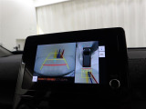 パノラミックビューモニター付きです。車両を上から見たような映像をディスプレイオーディオ画面に表示。運転席からの目視だけでは見にくい、車両周辺の状況をリアルタイムでしっかり確認できます。