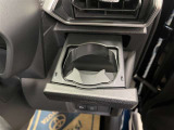 運転席と助手席には、格納式のドリンクホルダーが装備されています。