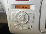 【オートエアコン】一度お好みの温度に設定すれば、車内の温度を検知し風量や温度を自動で調整。暑い&hellip;寒い&hellip;と何度もスイッチ操作をする必要はありません。快適な車内空間には必須の機能ですね♪