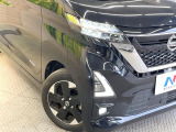 【LEDヘッドライト】悪天候や夜間走行時も良好な視界を確保し安心して運転できる高輝度LEDヘッドライトを装備!点灯速度が早く、消費電力も抑えられています。