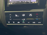 【オートエアコン】一度お好みの温度に設定すれば、車内の温度を検知し風量や温度を自動で調整。暑い&hellip;寒い&hellip;と何度もスイッチ操作をする必要はありません。快適な車内空間には必須の機能ですね♪
