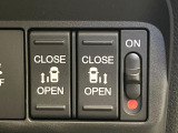 【両側パワースライドドア】スマートキーや運転席のスイッチで後席両側スライドドアの開閉が可能♪電動だから力を入れてドアを開ける必要が無く、小さなお子様でも簡単に開け閉めでき快適です♪