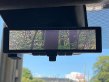 【インテリジェントルームミラー】後席の大きな荷物や同乗者で後方が確認しづらい時でも安心!カメラが撮影した車両後方の映像をルームミラー内に表示。クリアな視界で状況の確認が可能です!