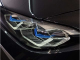 【レーザーライト】ブルーのデザインとBMW Laserのロゴにより視覚的にも個性を主張するレーザーライト。ハイビームモードを設定すると最長600mまでの距離を照射。夜間におけるドライビングの快適性を向上させます。