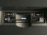 高速道路で便利な【ETC2.0】を装備しています。光ビーコン搭載で渋滞情報などナビゲーションと連動することで機能も充実いたします。他、観光施設に立ち寄るための高速料金割引サービス等もございます。