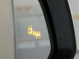 隣車線を走る車両をレーダーで検知し、ドアミラーでは確認しにくい後側方エリアに存在する車両に加え、急接近してくる車両も検知します。車両を検知するとドアミラーに搭載されたLEDインジケーターが点灯します。