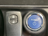 【スマートキー】カバンやポケットに入れたままでもドアの施錠・解錠が可能なスマートキーを装備。エンジンのオン・オフ時もカギを取り出す必要が無いからとっても便利です♪