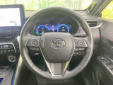 インテリアに合わせたデザインのステアリングは、運転される方のことも考え、運転しやすい形状、大きさです。是非一度、実際に触ってお確かめください。