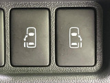 【両側パワースライドドア】スマートキーや運転席のスイッチで後席両側スライドドアの開閉が可能♪電動だから力を入れてドアを開ける必要が無く、小さなお子様でも簡単に開け閉めでき快適です♪