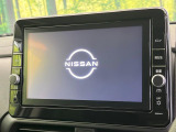 【メーカー純正10インチナビ】インテリアに溶け込むスタイリッシュな「専用設計」メーカーナビを装備♪視認性や操作性など基本性能にも優れ、より上質なカーライフをお楽しみいただけます。