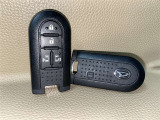 【スマートキー】キーを取り出さずにドアを施錠&解錠。クルマの始動も可能です。