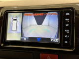 パノラミックビューモニターを装備。駐車場や交差点でクルマを真上から見るように周囲を確認できます。機能の詳細は販売店スタッフまでおたずねください。