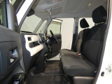 【手入れ済みの運転席】手を触れるハンドルや座席周辺は適度に清掃を施しています。体を優しく支えるシートで長時間の移動でも疲れにくく運転できます。