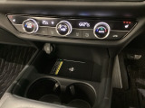 シフトはセレクトレバーのなくなったエレクトリックギアセレクターになっています。下に電子制御パーキングブレーキがあります。スイッチひとつでブレーキ力を自動的に最適制御できるパーキングシステムです。