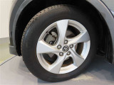トヨタ純正アルミホイール。タイヤサイズは、215/60R17です。