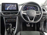 レザーステアリングにデジタルメーターです!車両情報、ナビをメーター画面内で確認できます)お客様の運転をサポートします!