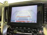 後方の見える安心をお届けするバックガイドモニター付:バックするときのアシストラインもあって楽々バック!車庫入れや縦列駐車をサポートし、苦手な駐車も安心です!今やもう手放せない装備ですネ♪