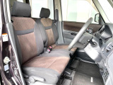 運転席まわりには十分なスペースがあり、大柄な方でもゆったり運転していただける環境です。