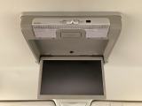 天井にリア席モニターが付いています。ナビゲーションで再生しているDVD等の映像を、後部座席の方にご覧いただくことができます。お子様にも大人気です。