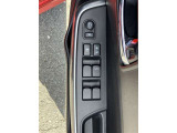 パワーウインドウスイッチです。ミラーの開閉スイッチをAUTOにしていただければドアロック時にドアミラーが閉じロック解除をするとドアミラーが開きますので、とても便利です♪