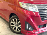 【LEDヘッドライト】悪天候や夜間走行時も良好な視界を確保し安心して運転できる高輝度LEDヘッドライトを装備!点灯速度が早く、消費電力も抑えられています。