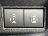 【両側パワースライドドア】スマートキーや運転席のスイッチで後席両側スライドドアの開閉が可能♪電動だから力を入れてドアを開ける必要が無く、小さなお子様でも簡単に開け閉めでき快適です♪