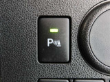 コーナーセンサーを車の前後に装備。障害物までの距離に応じて警告音を変えてお知らせ。縦列駐車時や駐車場・車庫などでの取り回しをサポートします。詳細は販売店スタッフまでおたずねください。