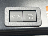 【パワーバックドア】スマートキーや運転席のボタンを押すだけでリアゲートが自動で開閉します!荷物を持っている時や、高い位置にあるバックドアを閉める際に便利な機能です♪