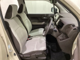女性でも運転がしやすいように、シートの高さ調整機能(シートリフター)がついています。運転席と助手席の間が空いている為、助手席側への移動がスムーズです。交通量の多い道でも助手席側から乗り降りができます。