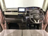 車内は光触媒抗菌消臭施工済です。インパネ周りはスタイリッシュなデザインで機能や装備も充実しています。グローブボックスやカップホルダーのほかにトレーなどたくさんの収納スペースが付いています。