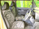 運転席まわりには十分なスペースがあり、大柄な方でもゆったり運転していただける環境です。