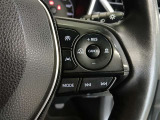 ステアリングには運転中でも簡単に操作できる各種スイッチついてます